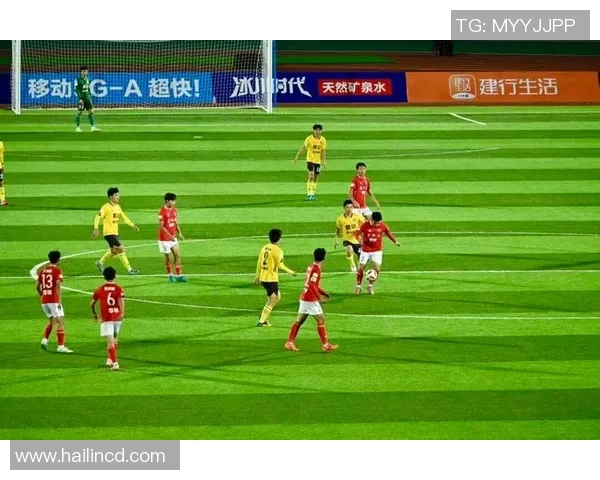 绿茵巨星亲临现场为球迷签名互动点燃全场热情